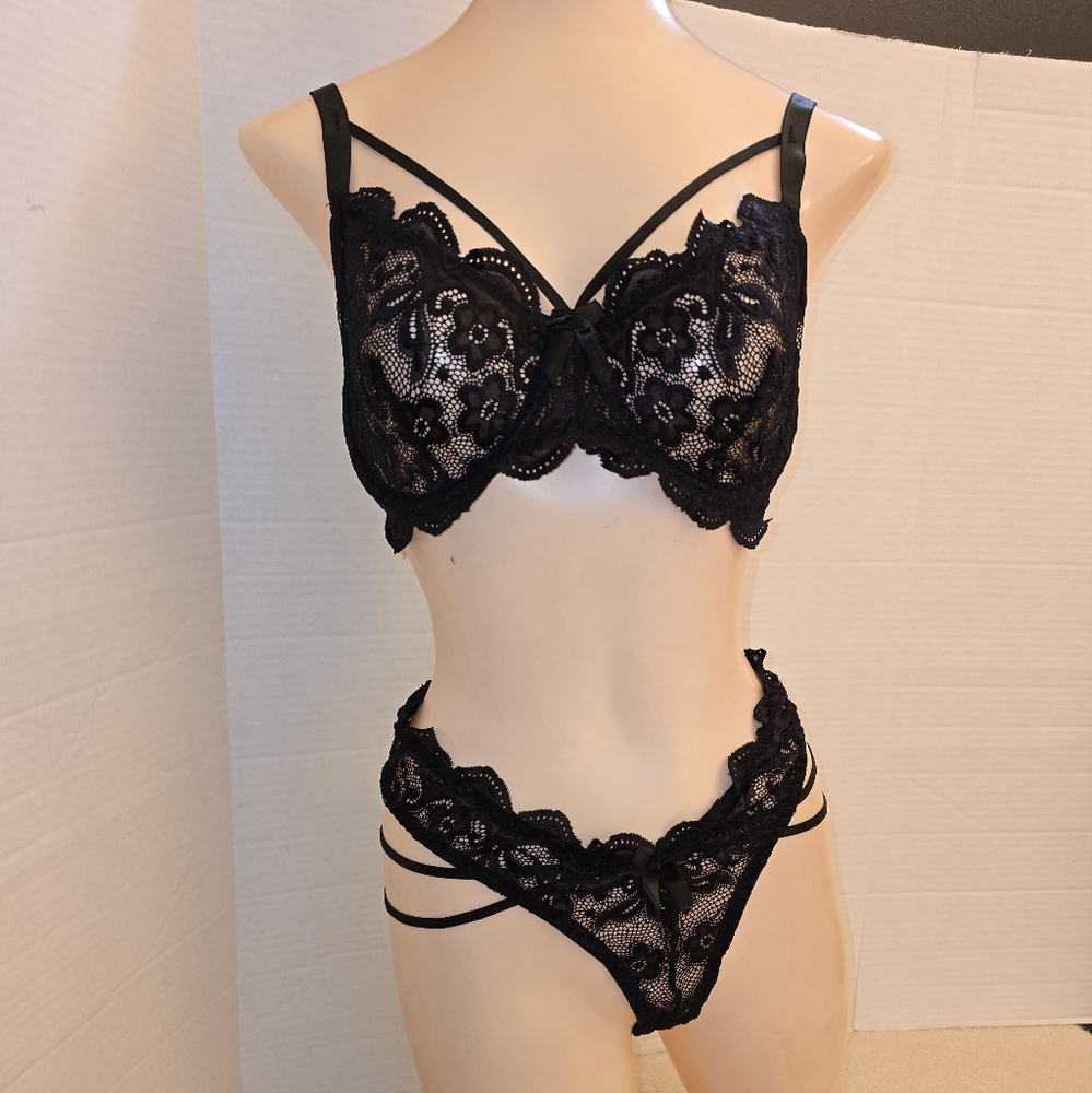 NWOT British Orchard Fashions Black Lacey Bra and Panties Set size XL